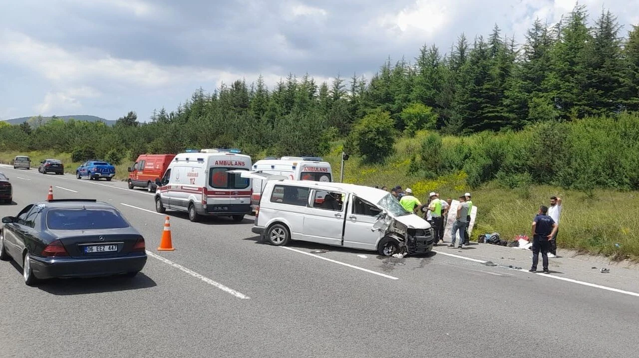 TEM'de feci kaza: Ölü ve yaralılar var - 2. Resim