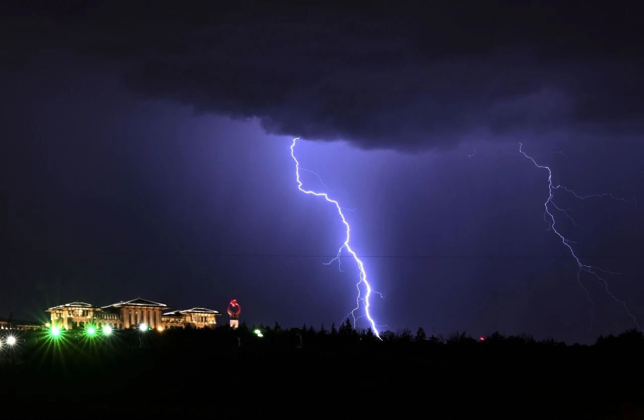 Yıldırım yolda giden aracın üzerine düştü, alevler sardı - 1. Resim