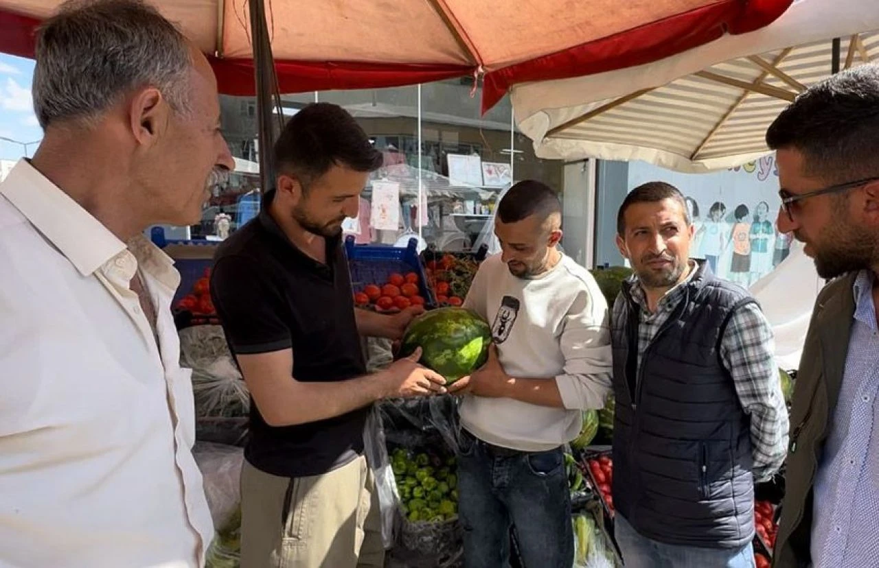 'Allah' yazısı olan karpuz hayrete düşürdü, bin TL fiyat verdiler - 1. Resim