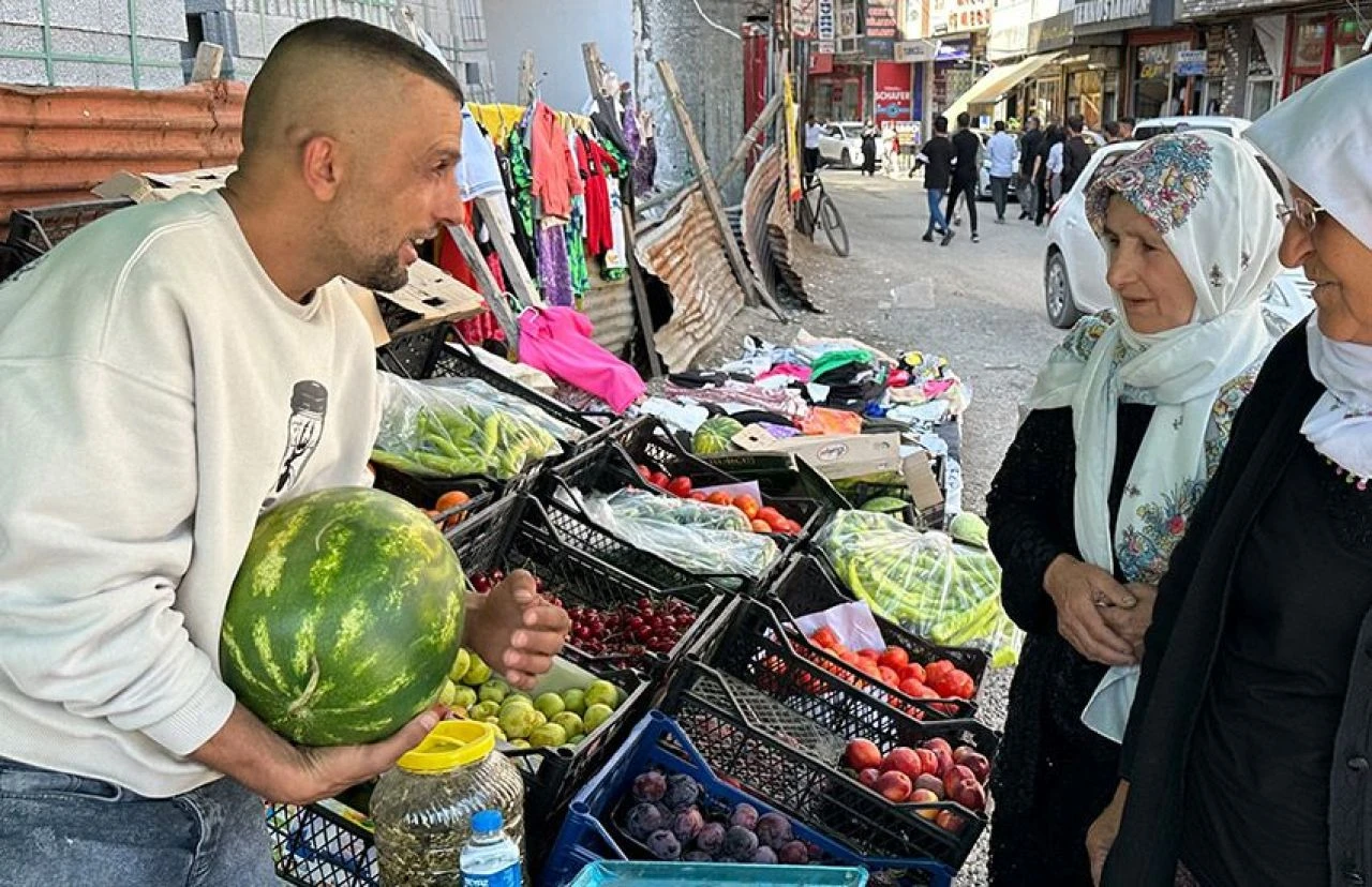 'Allah' yazısı olan karpuz hayrete düşürdü, bin TL fiyat verdiler - 2. Resim