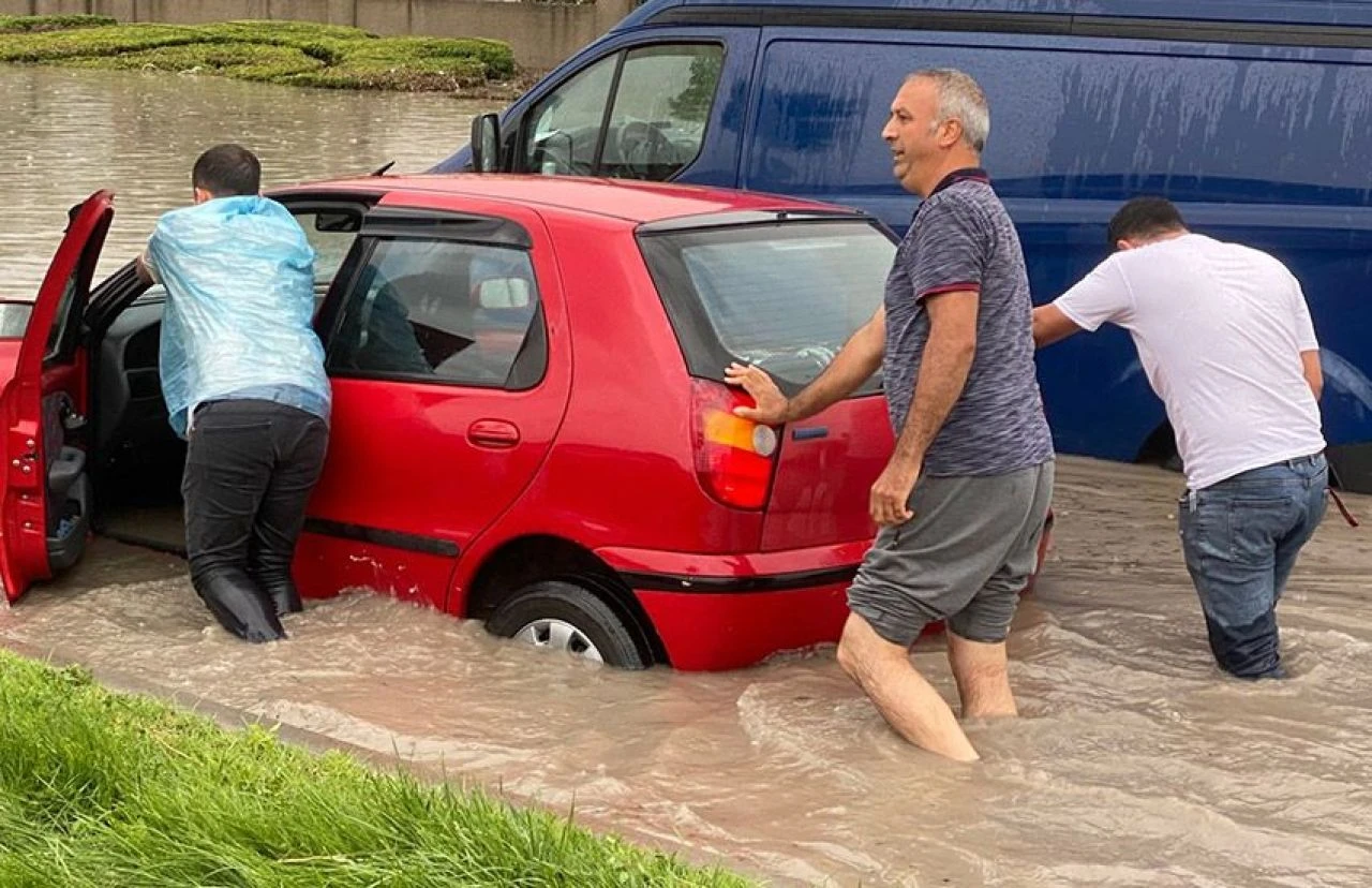 Ankara'da sel kabusu! Meteoroloji uyarmıştı, araçlar mahsur kaldı - 1. Resim