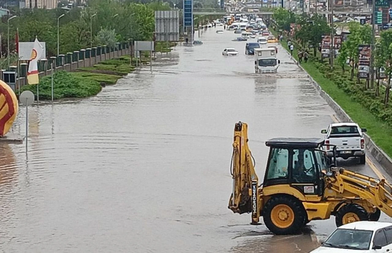 Ankara'da sel kabusu! Meteoroloji uyarmıştı, araçlar mahsur kaldı - 3. Resim