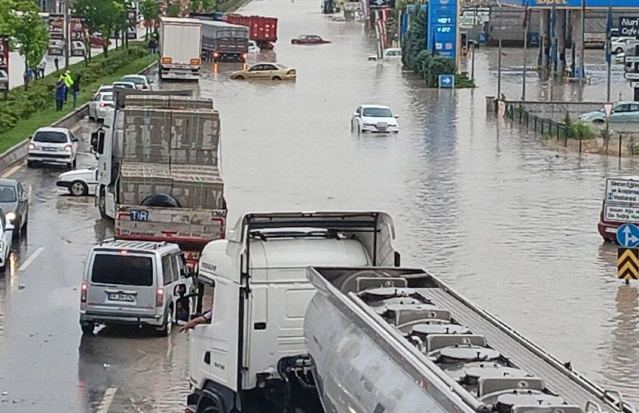 Ankara'da sel kabusu! Meteoroloji uyarmıştı, araçlar mahsur kaldı - 2. Resim