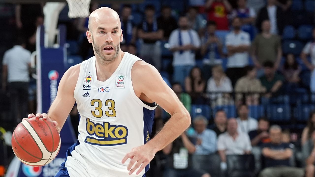 Fenerbahçe Beko 101 sayı bulduğu maçta Anadolu Efes&#039;i yenerek seride durumu 2-0&#039;a getirdi!