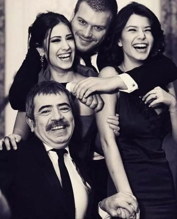 Hazal Kaya ve Beren Saat'ten 15 yıl sonra sürpriz hamle! Gerçeği tek tek anlattı