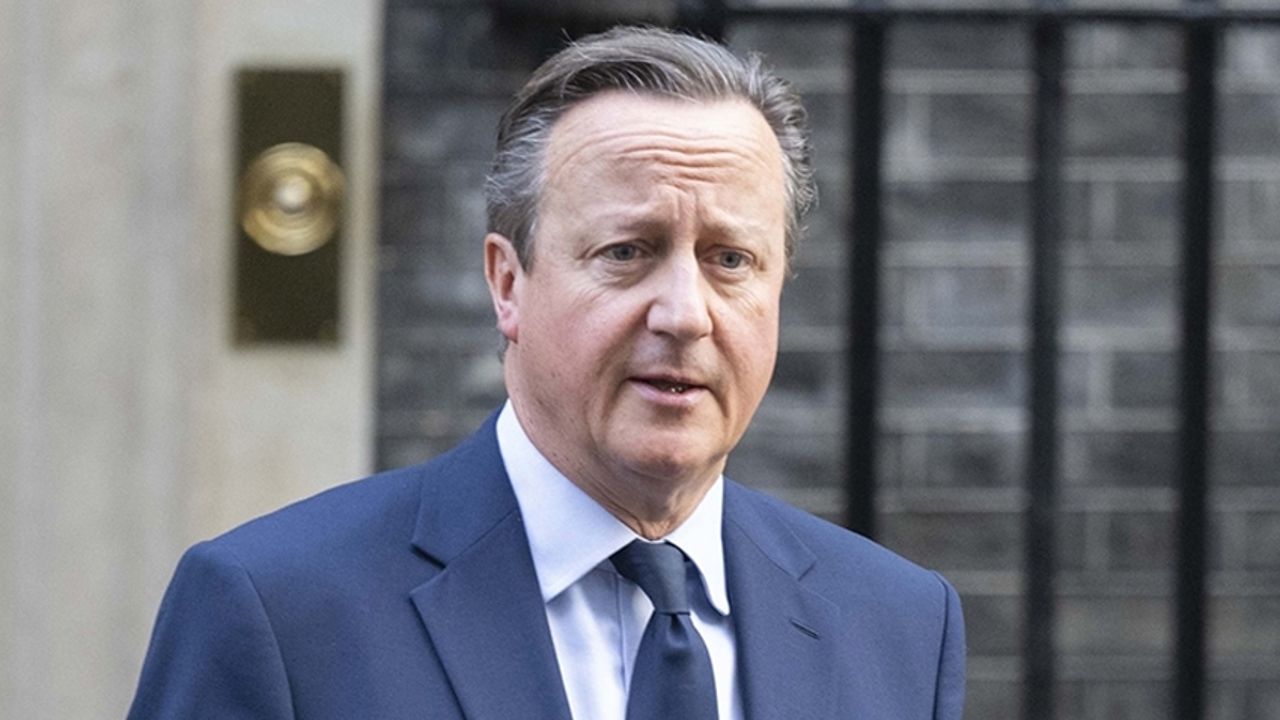 İngiltere Dışişleri Bakanı Cameron&#039;a telefon şakası