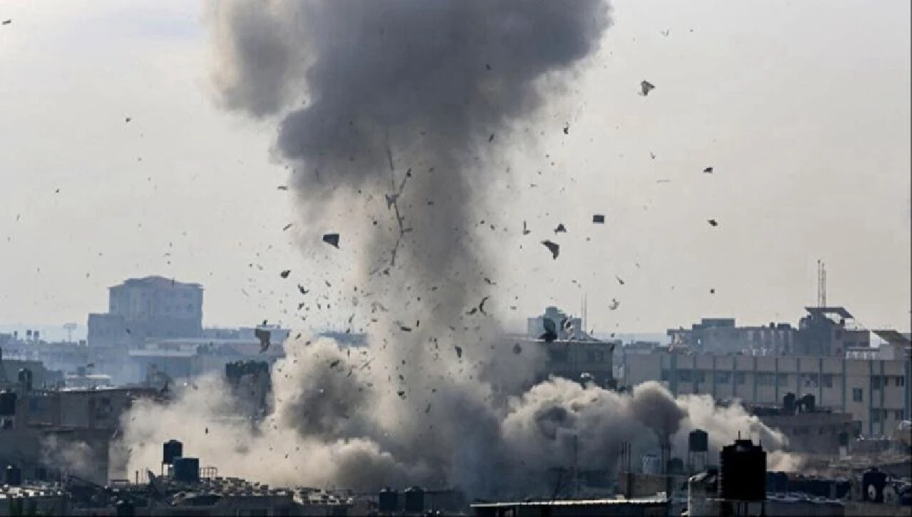 İsrail kana doymuyor! Mülteci kampını vurdular: Onlarca kişiyi katlettiler - 1. Resim