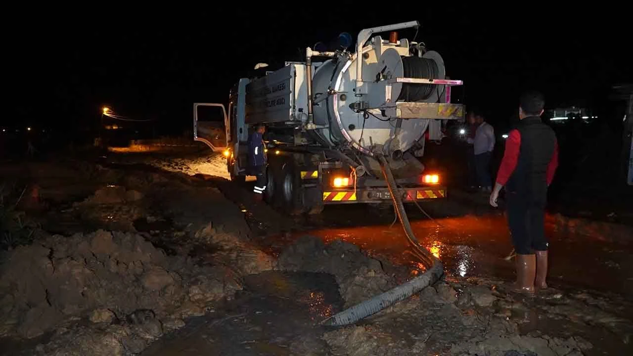 Kırıkkale'de sağanak sonrası dereler taştı: Sel suları ağıla doldu