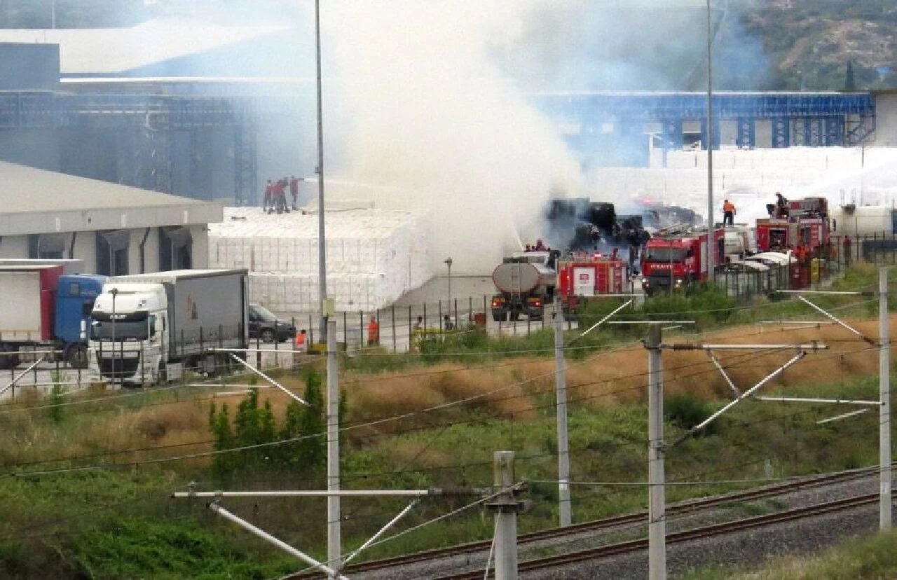 Sakarya'da kağıt fabrikasında korkutan yangın - 1. Resim