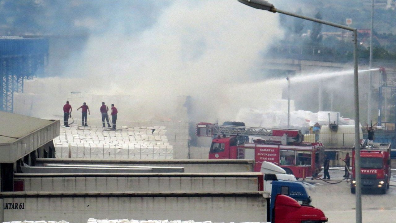 Sakarya&#039;da kağıt fabrikasında korkutan yangın