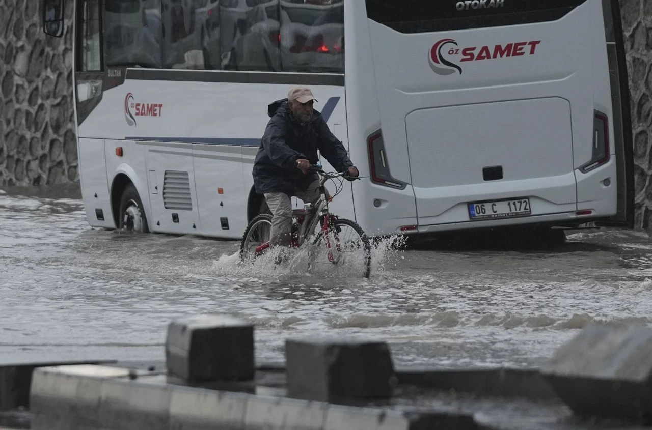 Türkiye'yi sel aldı! Onlarca araç sular altında hayat felç oldu - 2. Resim