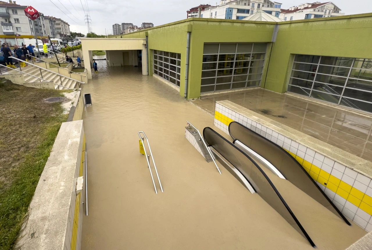 Türkiye'yi sel aldı! Onlarca araç sular altında hayat felç oldu - 1. Resim