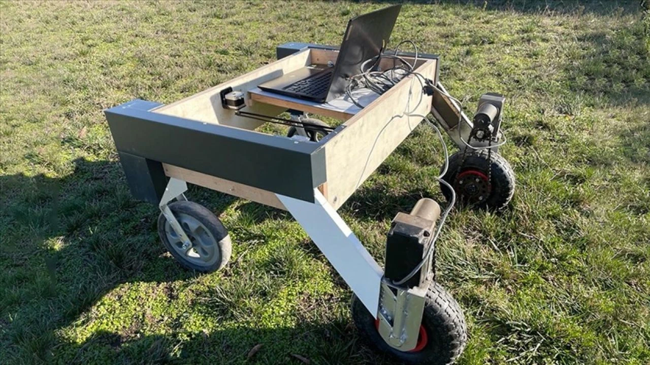 Yabani otla mücadelede yeni dönem: Yapay zeka destekli tarım robotu tanıtıldı