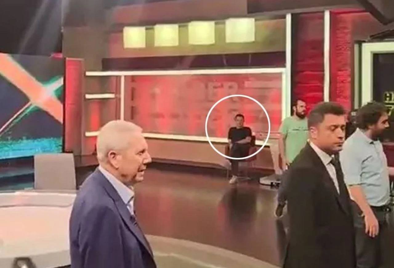 Acun Ilıcalı ve Aziz Yıldırım karşı karşıya! Bacak bacak üstüne atıp direkt gözlerine baktı - 1. Resim