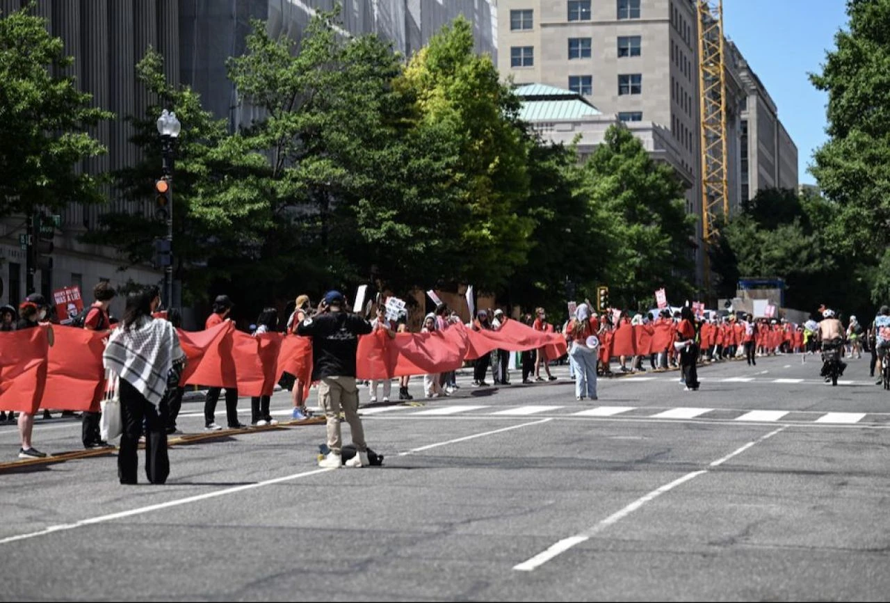 Beyaz Saray'ın önünde toplanıp Biden'a kırmızı çizgi çektiler