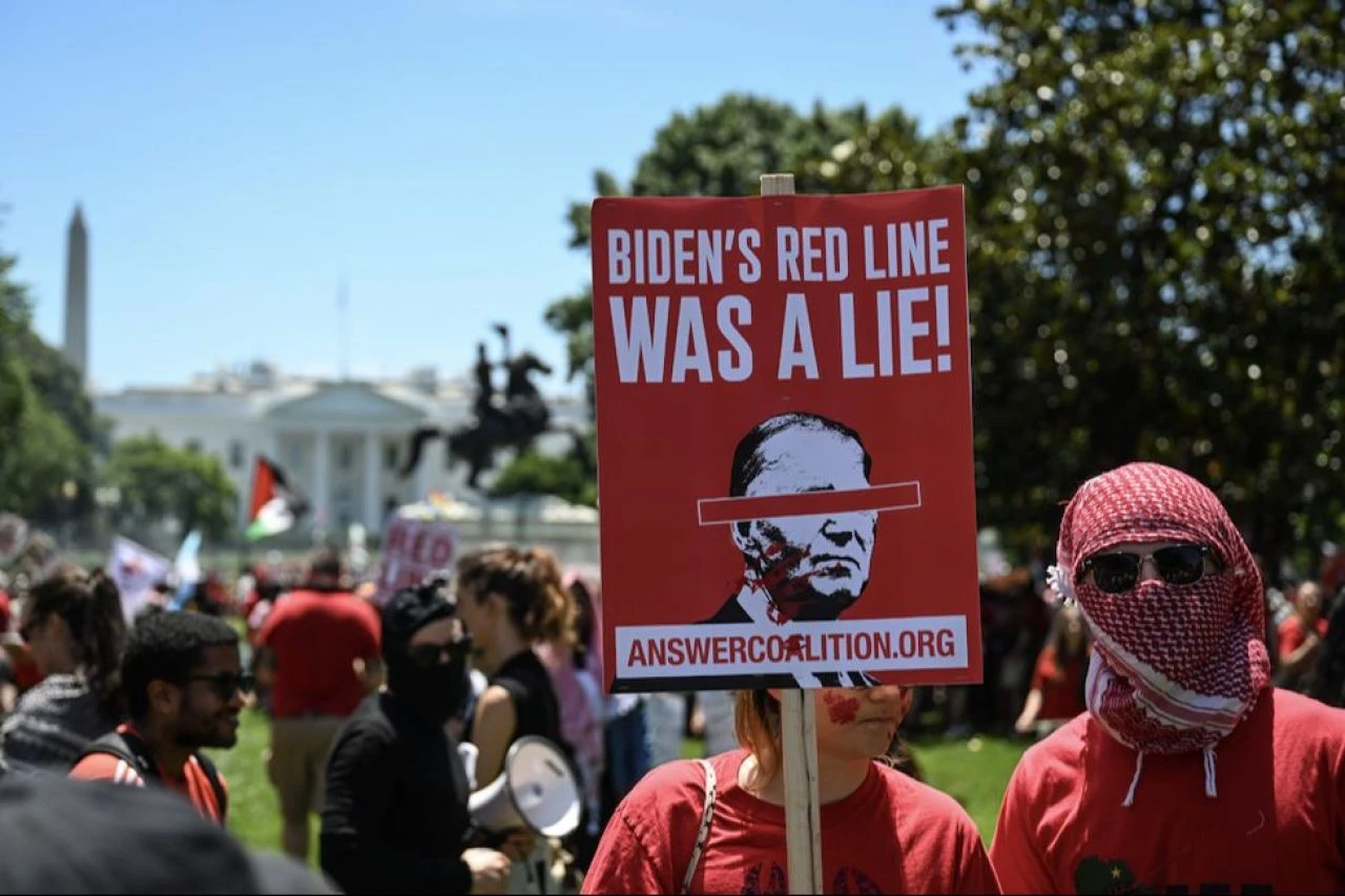 Beyaz Saray'ın önünde toplanıp Biden'a kırmızı çizgi çektiler