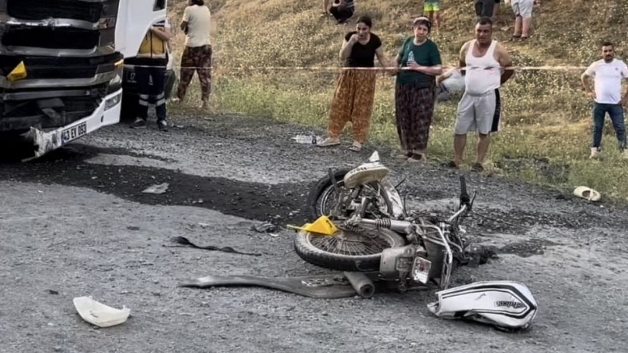 Çanakkale’de feci kaza! Motosiklet kamyonun altında kaldı: 2 ölü!