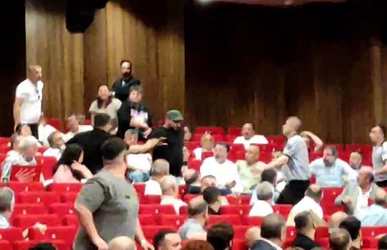 CHP toplantısında kriz çıktı: Caner seni vururum!