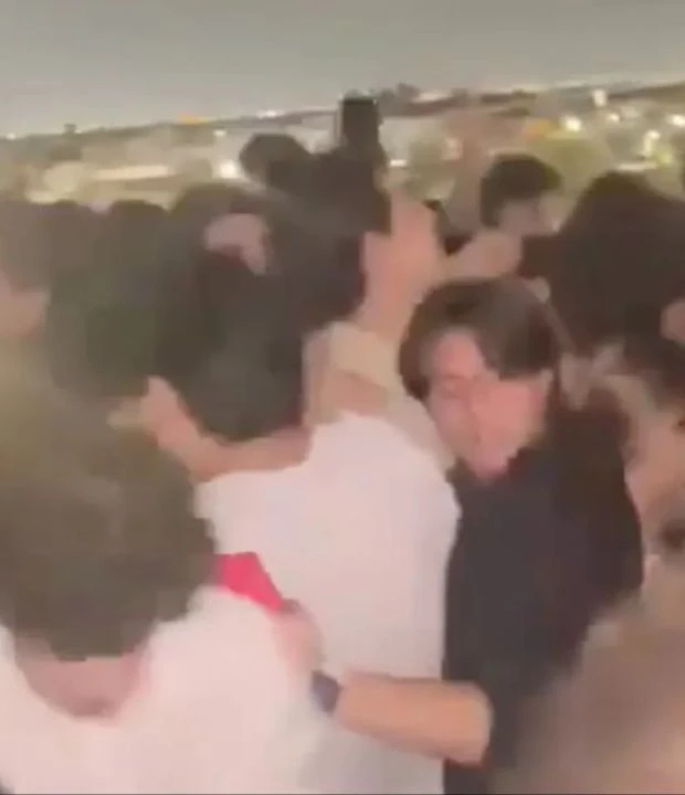 Eğlence mekanının balkonu çöktü! Görüntüler korkunç: Ölü ve yaralılar var - 1. Resim