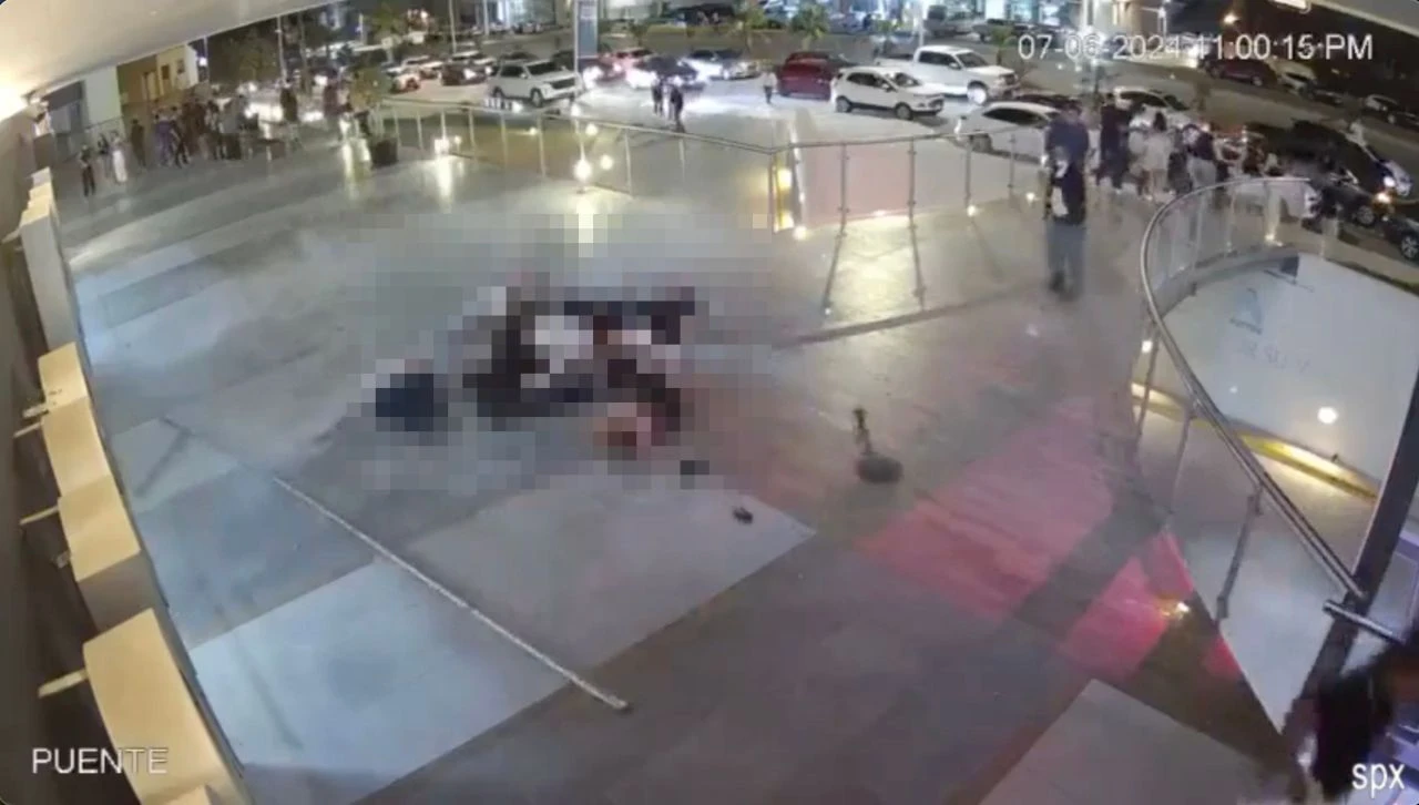 Eğlence mekanının balkonu çöktü! Görüntüler korkunç: Ölü ve yaralılar var - 2. Resim