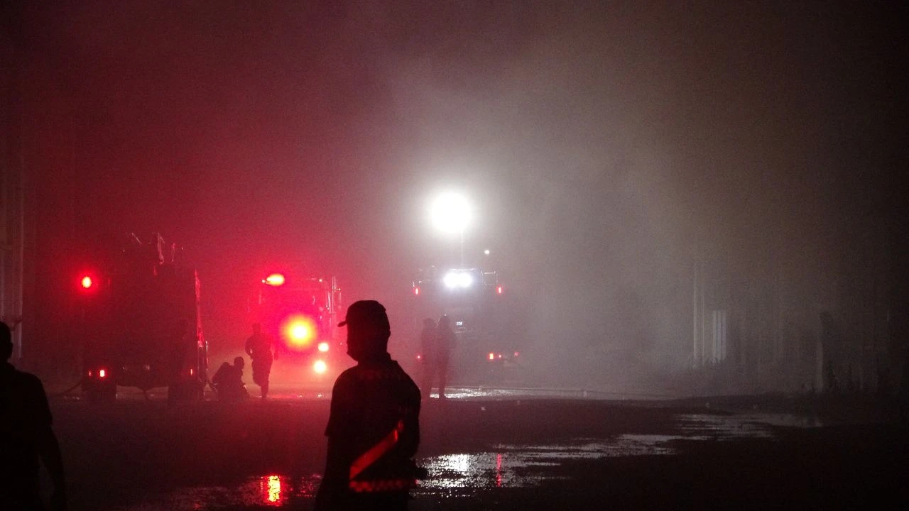 Kimyasal tarım ürünleri yandı sızıntı sebebiyle yürekler ağza geldi - 1. Resim