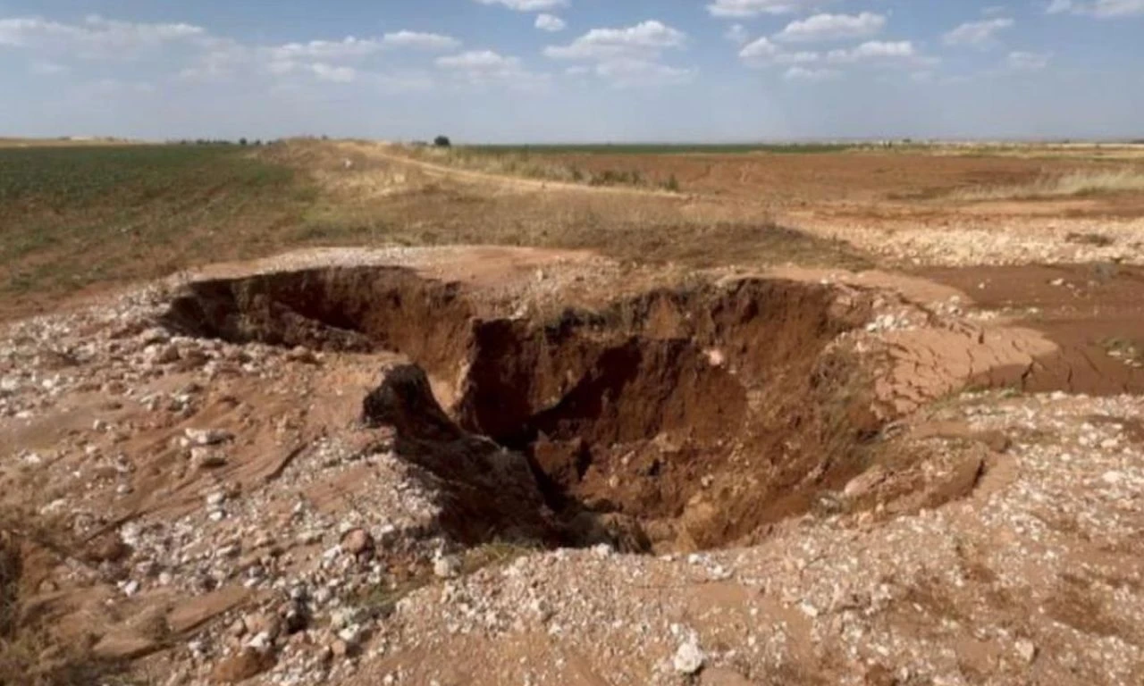 Metrelerce yükseğe fışkırdı, dev obruk oluştu - 3. Resim