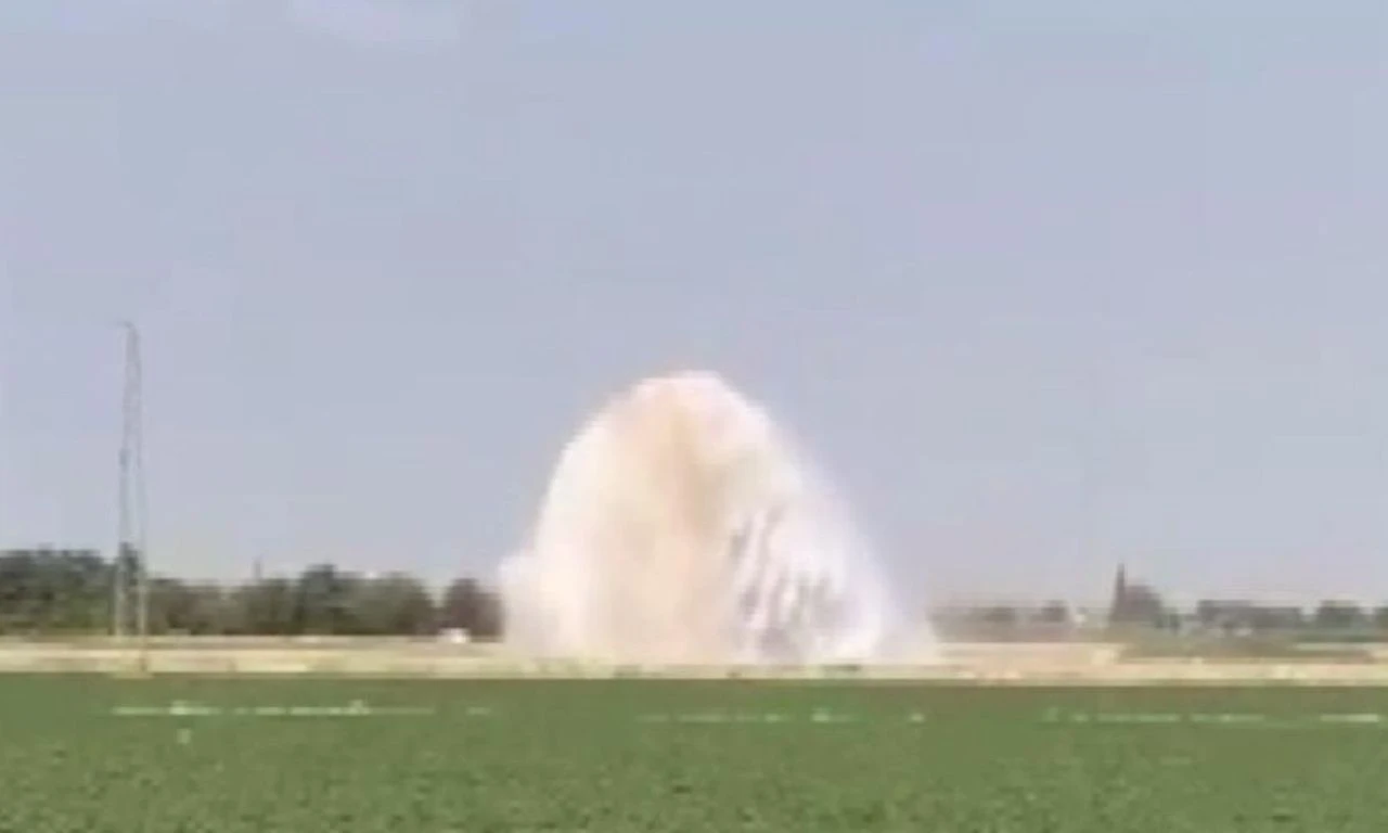 Metrelerce yükseğe fışkırdı, dev obruk oluştu - 1. Resim