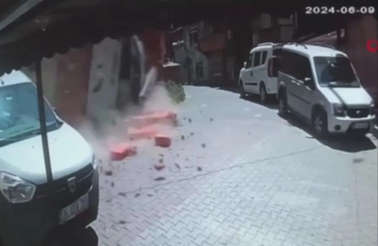 Nakliye kamyonu balkonu yıkıp devrildi! Yüreklerin ağza geldiği anlar kamerada