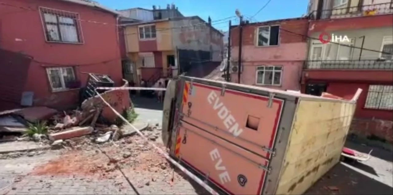 Nakliye kamyonu balkonu yıkıp devrildi! Yüreklerin ağza geldiği anlar kamerada