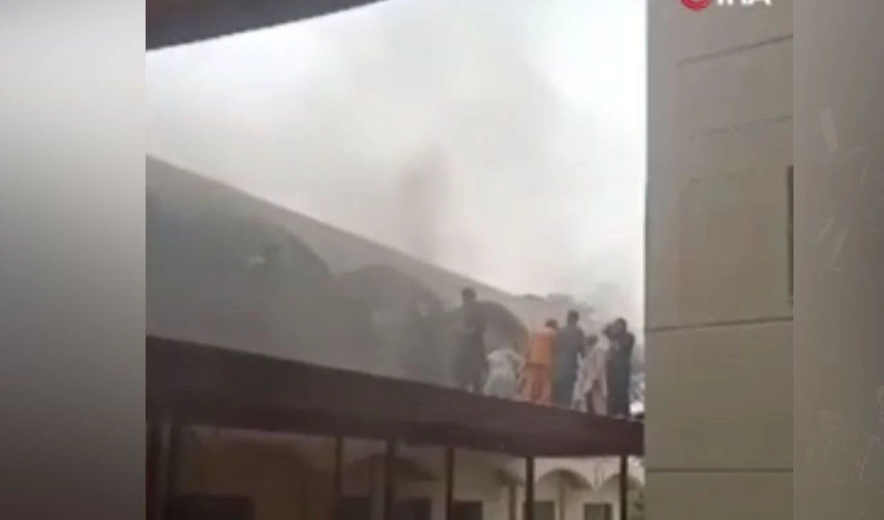 Pakistan'da hastane yangını faciası: Çocuklar hayatını kaybetti - 1. Resim