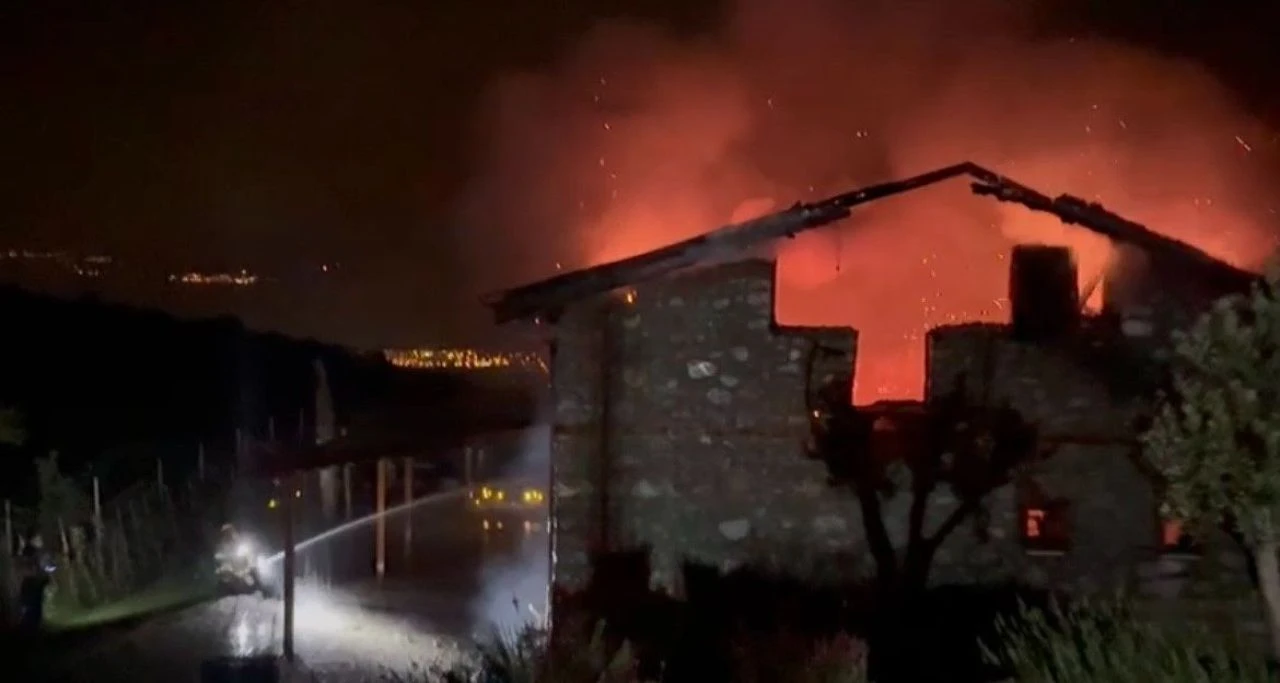 Yazlık ev güneş panelleri yüzünden cayır cayır yandı!