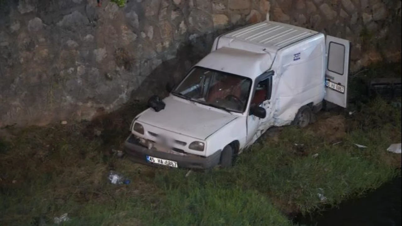 Alkollü sürücü EDS panosuna çarpıp dereye uçtu - 2. Resim