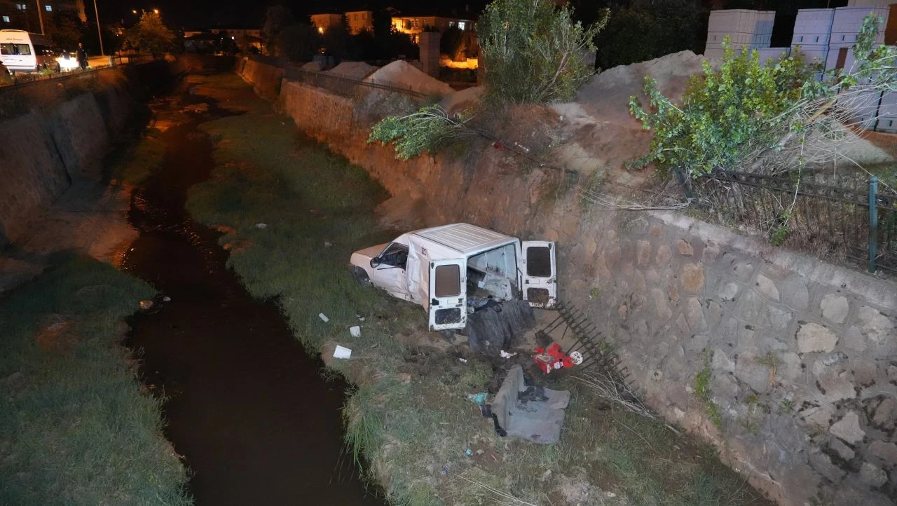 Alkollü sürücü EDS panosuna çarpıp dereye uçtu - 1. Resim