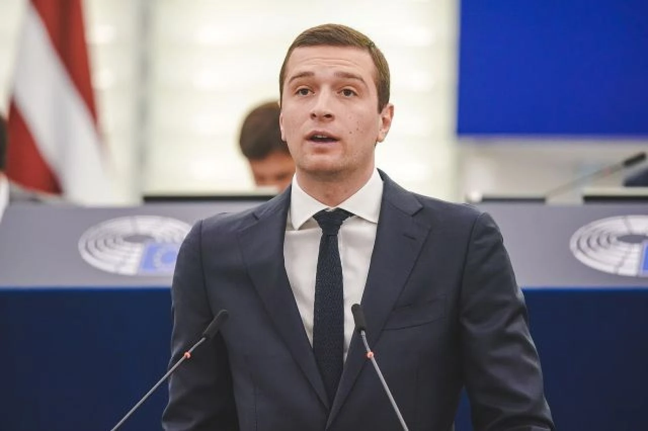 AP seçimleri Fransa'yı altüst etti: Macron artık zayıf bir başkan! Aşırı sağcı Le Pen ilk mesajını verdi - 2. Resim