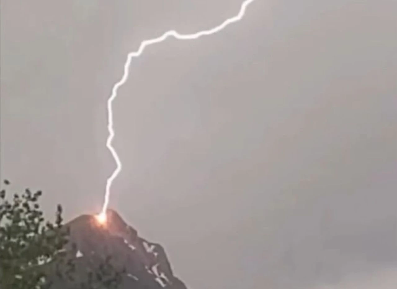 Dağa yıldırım düşme anı kamerada!