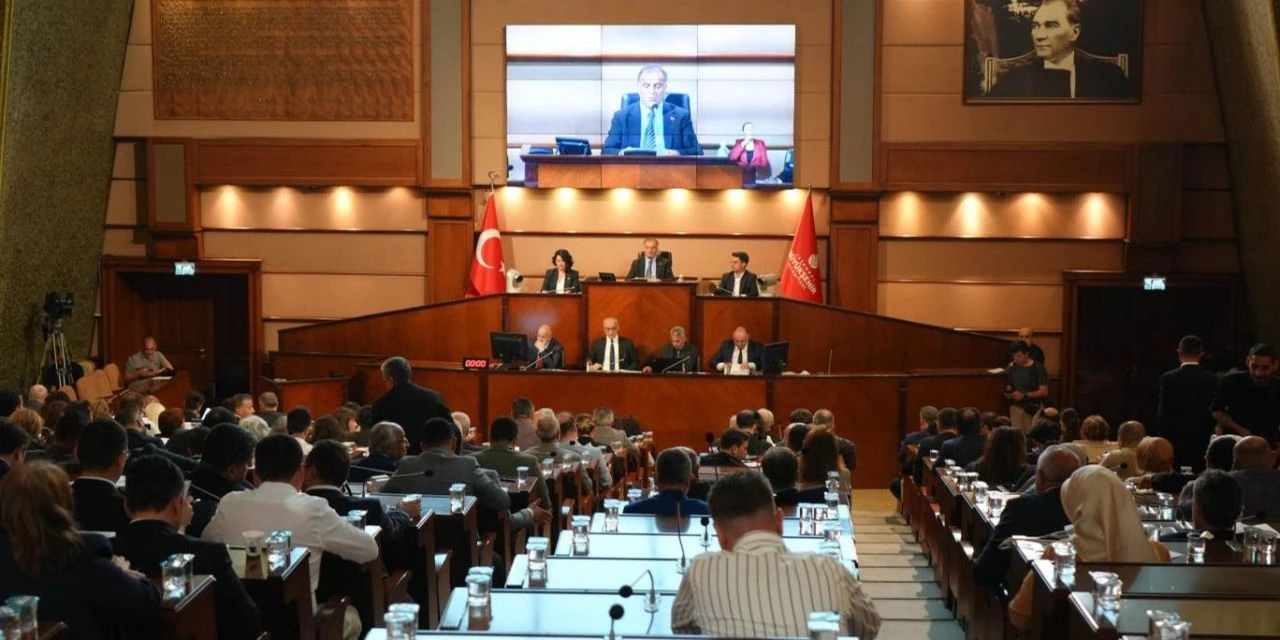 Ekrem İmamoğlu'nun Roma seyahati için İBB Meclisinde soru önergesi verildi