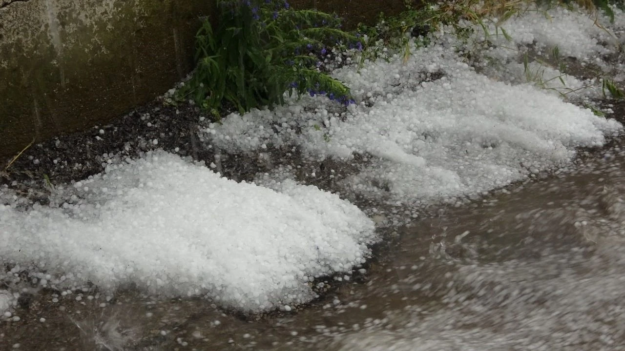 Fındık büyüklüğünde dolu yağdı, cadde ve sokaklar göle döndü - 1. Resim