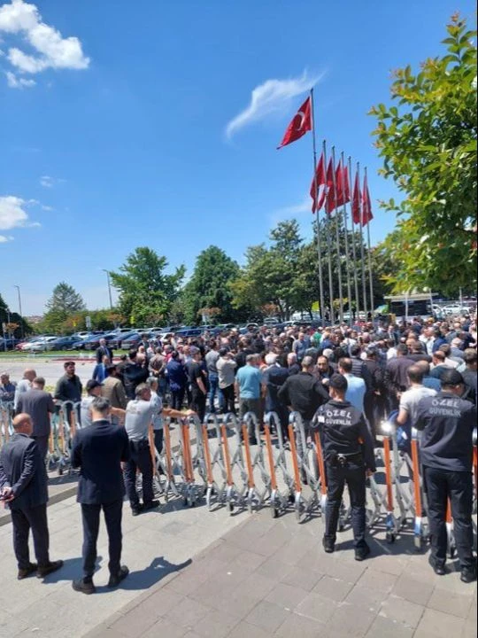 İBB tarafından ödeme alamadıklarını söylediler! Belediyenin önünde eylem yaptıar - 1. Resim