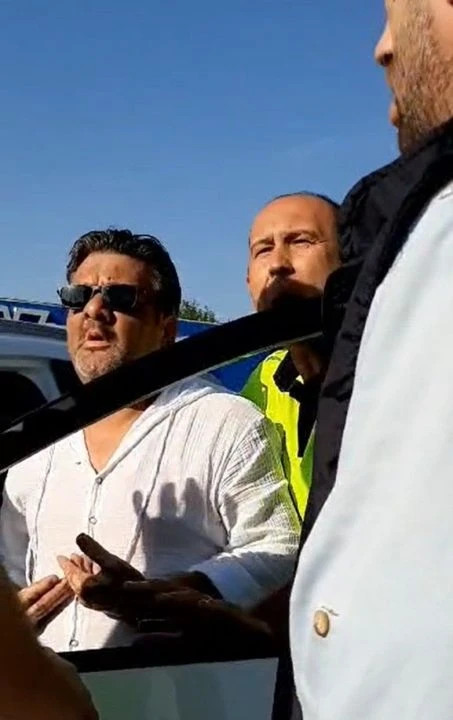 Kızını sınava yetiştirirken trafik kuralını ihlal edince polisle tartıştı