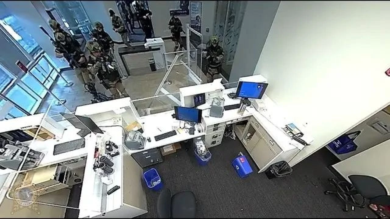 Kurşunu bilgisayar ekranından geçirip soyguncuyu etkisiz hale getirdi! İşte o anlar - 1. Resim