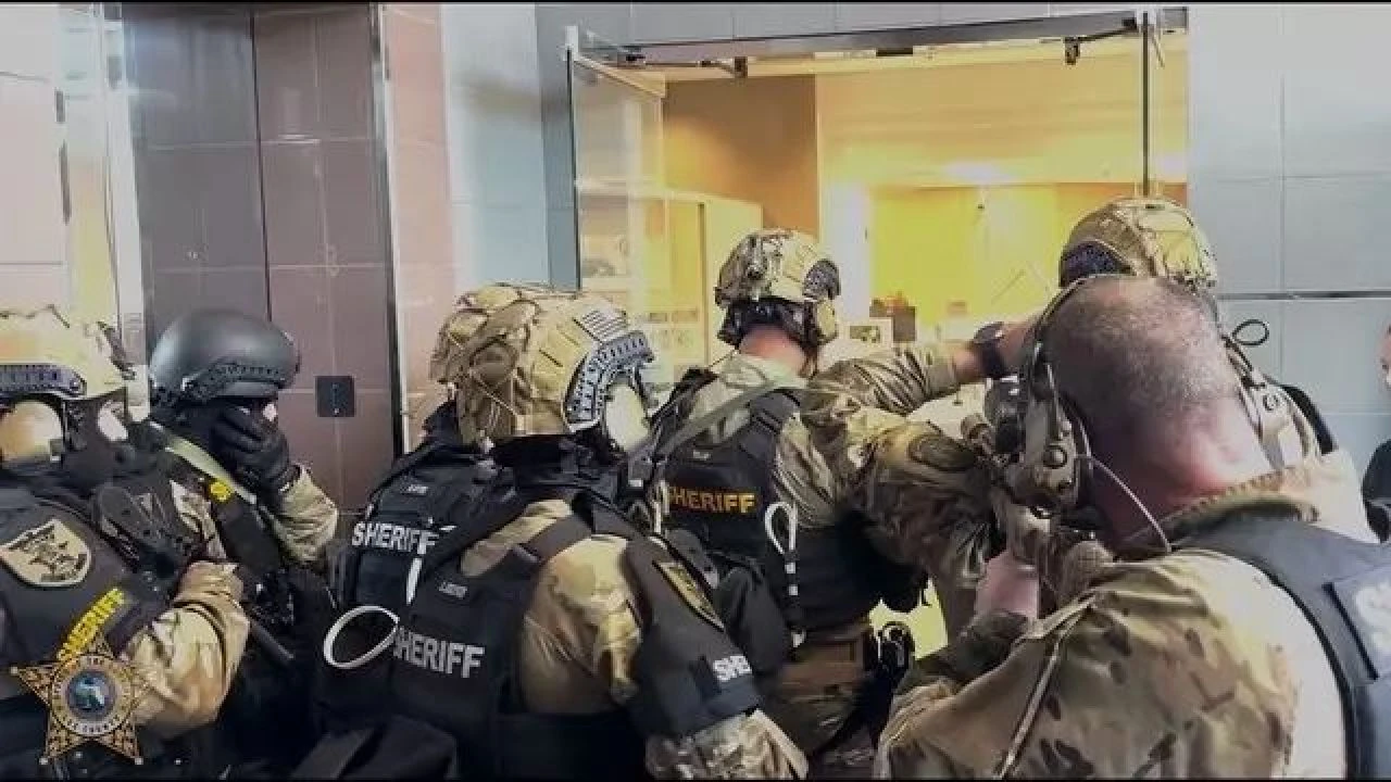 Kurşunu bilgisayar ekranından geçirip soyguncuyu etkisiz hale getirdi! İşte o anlar - 2. Resim