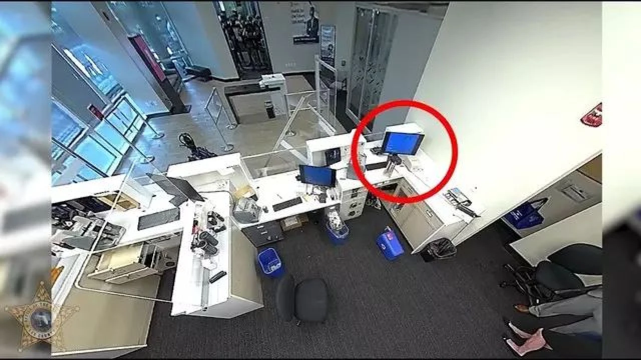 Kurşunu bilgisayar ekranından geçirip soyguncuyu etkisiz hale getirdi! İşte o anlar - 3. Resim