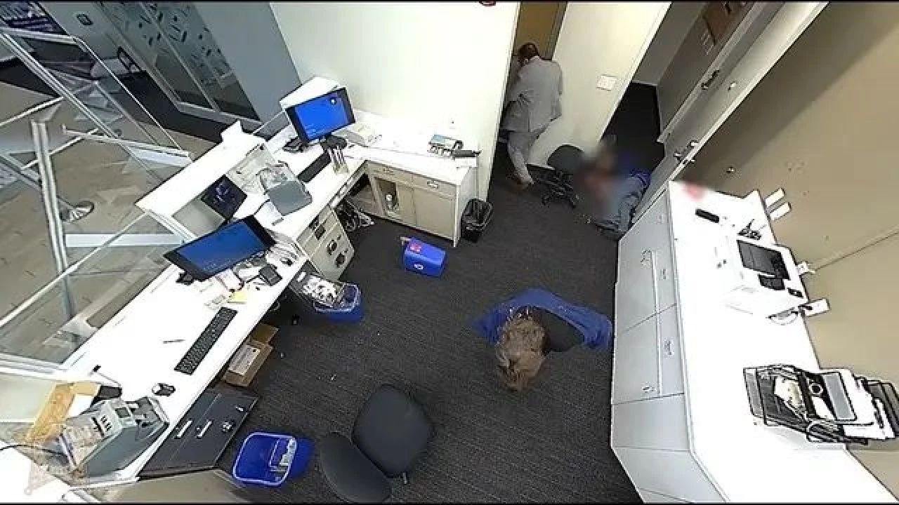 Kurşunu bilgisayar ekranından geçirip soyguncuyu etkisiz hale getirdi! İşte o anlar - 4. Resim