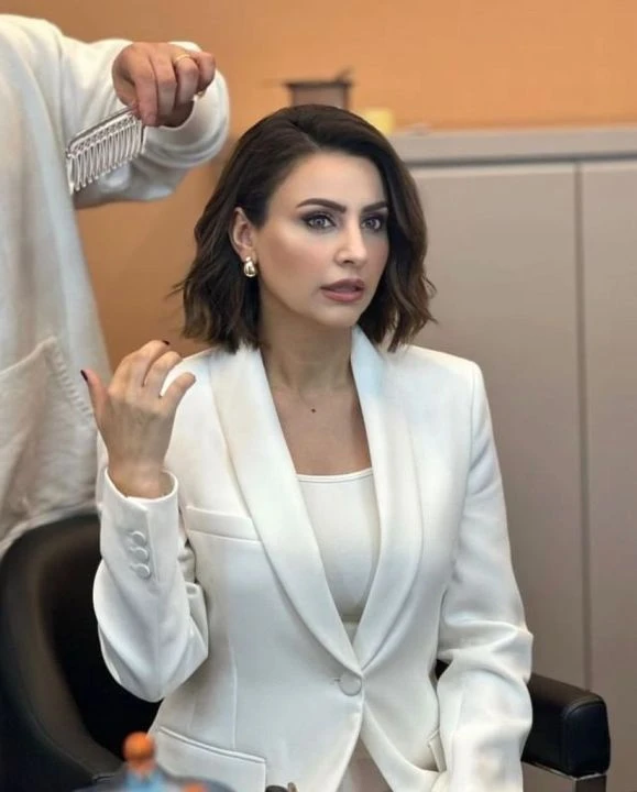 Sunucu Şafak Tükle, Para Ekranı programını sunuyor - 1. Resim