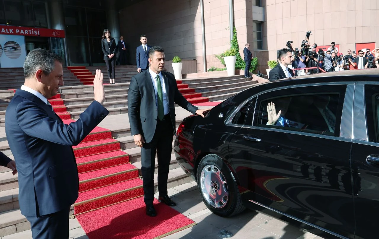 AK Parti'den Cumhurbaşkanı Erdoğan ve Özel görüşmesi için ilk açıklama: Ömer Çelik konuşuyor - 1. Resim