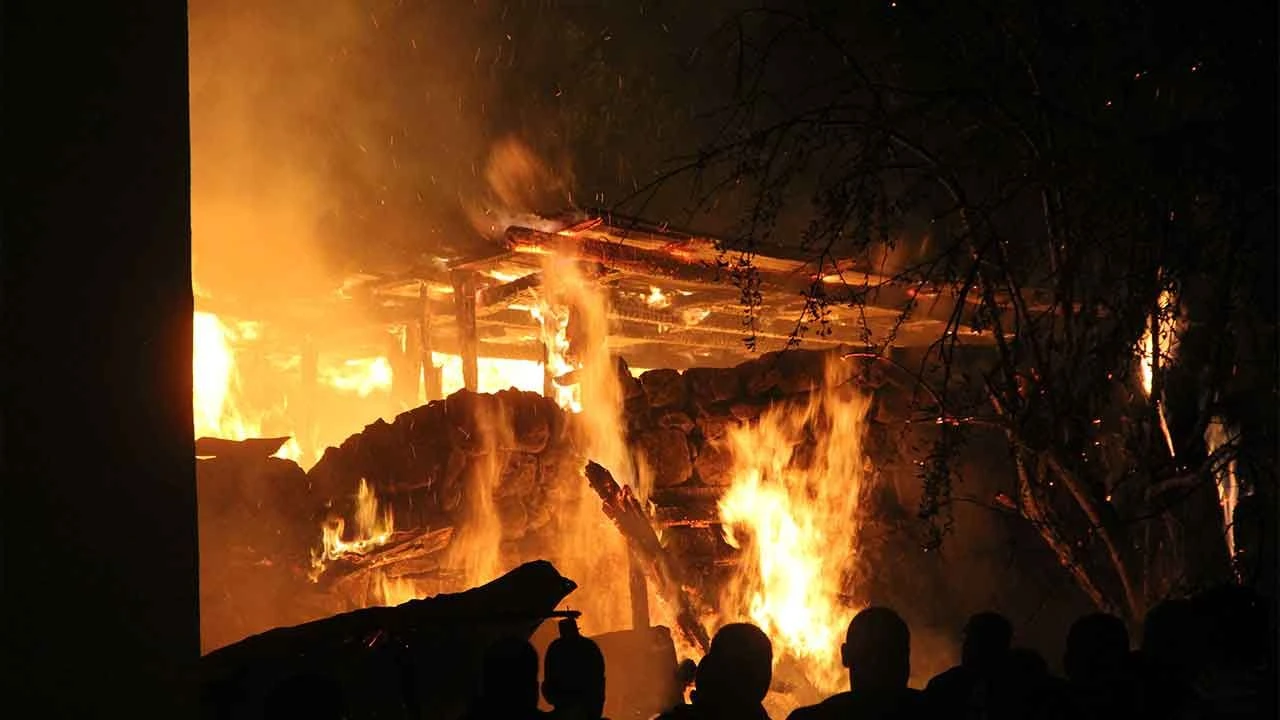 Alevler geceyi aydınlattı, odunluk yangını büyümeden söndürüldü - 1. Resim