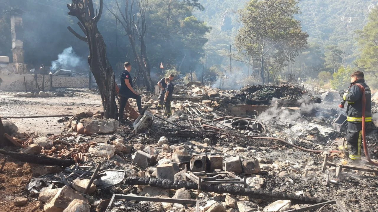 Antalya Olimpos'ta bulunan Kadir'in Ağaç Evleri'nde çıkan yangın söndürüldü! Son fotoğrafları içler acısı - 4. Resim