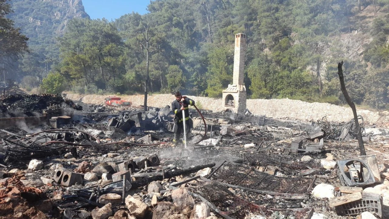 Antalya Olimpos'ta bulunan Kadir'in Ağaç Evleri'nde çıkan yangın söndürüldü! Son fotoğrafları içler acısı - 3. Resim
