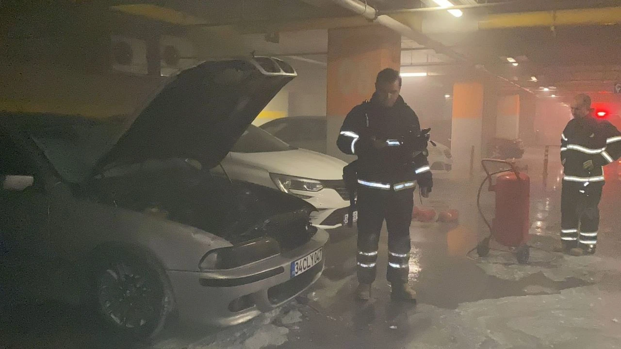 AVM'de can pazarı! Park halindeki araç alev aldı, yangın çıkardı