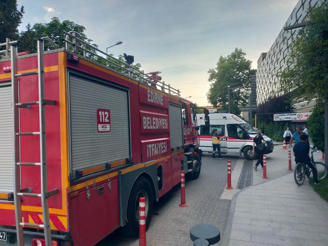 AVM'de can pazarı! Park halindeki araç alev aldı, yangın çıkardı